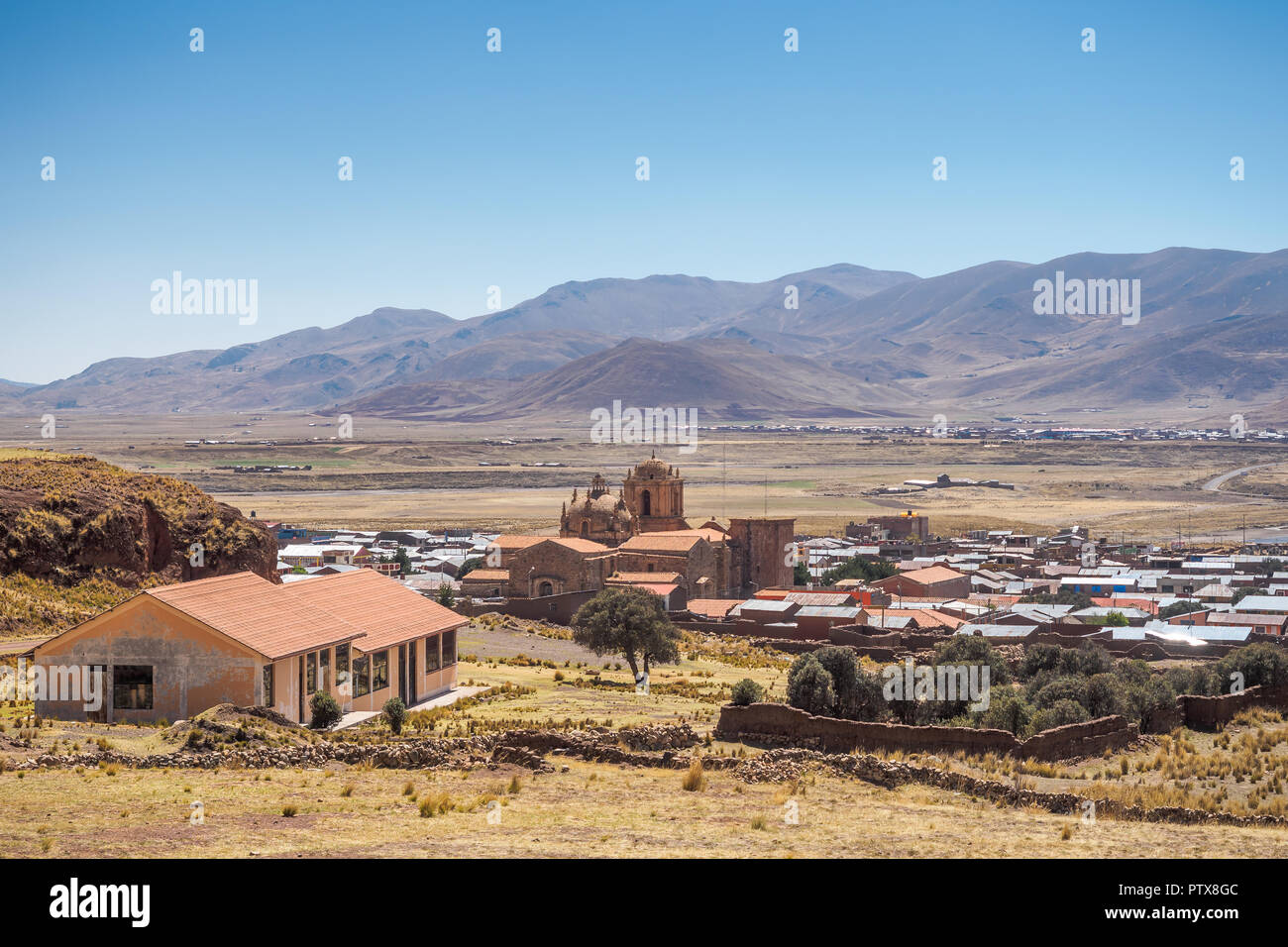 Luftaufnahme von pukara Dorf mit der Kirche von der archäologischen Stätte. (Peru). Stockfoto