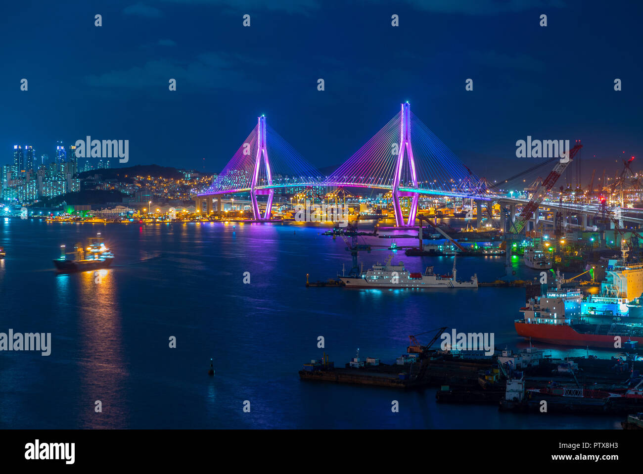Nachtansicht von busan Hafen und Brücke in Südkorea Stockfoto