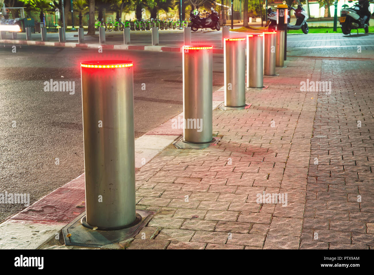 Parken in der Nacht im Park in Tel Aviv, Israel. Stockfoto