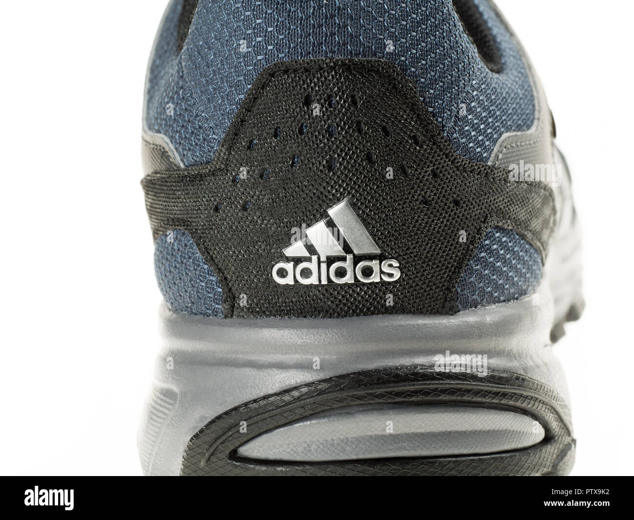 Istanbul, Türkei - 29. Januar 2014: Neue Adidas Outdoor Schuhe im Studio  getroffen und isoliert auf Weiss Stockfotografie - Alamy