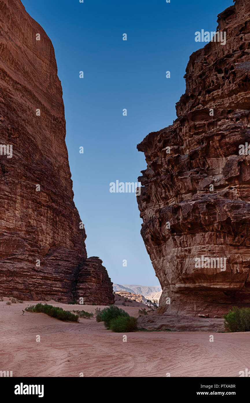 Ein Splitter des tiefblauen Himmel teilt eine enge Schlucht, oder siq, zwischen zwei Felswände im Wadi Rum Wüste im südlichen Jordanien. Stockfoto