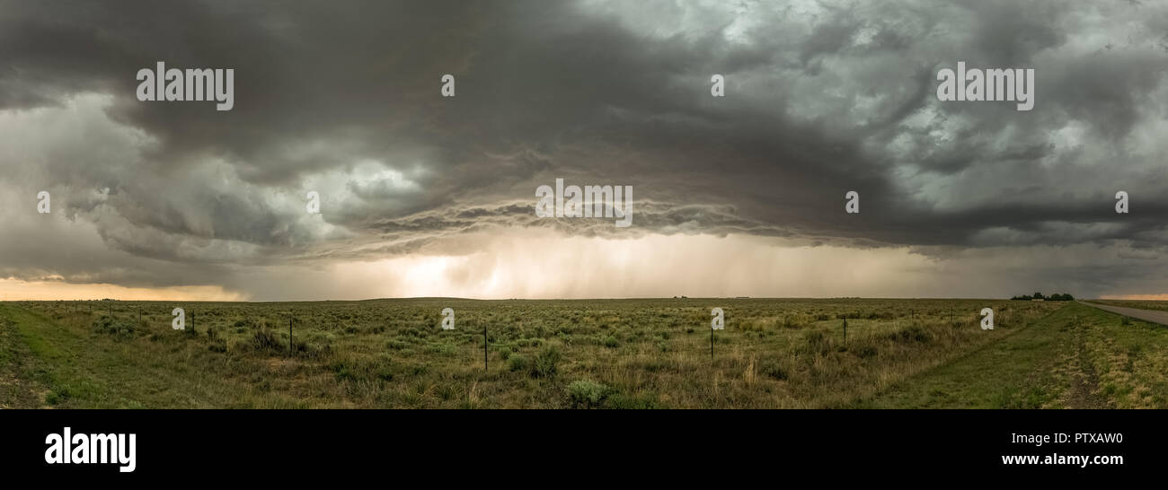 In der Nähe des Black Mesa State Park, an der Grenze von Oklahoma und New Mexico, hatten wir einen tollen Blick auf ein spektakuläres Gewitter. Stockfoto