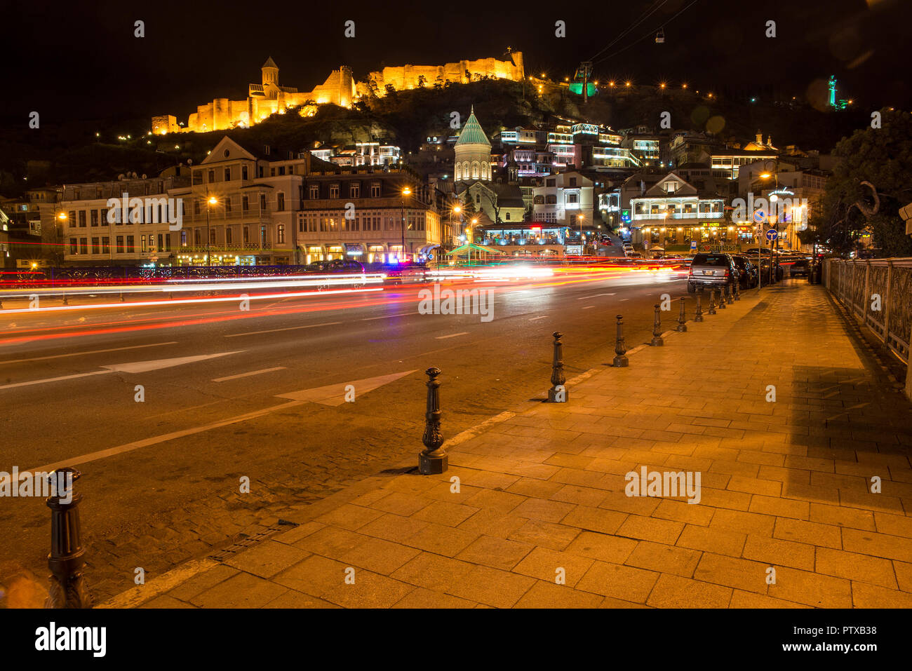 Tiflis, Georgien - 5. MÄRZ 2016: touristischen Bezirk von Tiflis in der Nacht Stockfoto