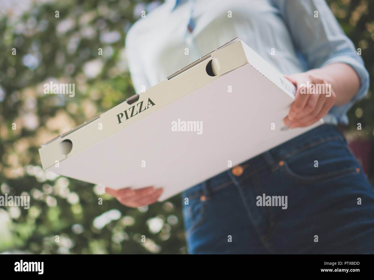 Pizza Delivery Frau mit pizza box. Stockfoto