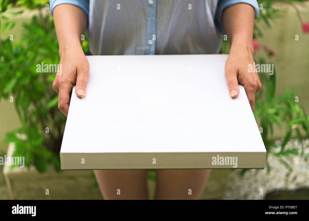 Pizza Delivery Frau mit pizza box. Platz für Ihren Text. Stockfoto