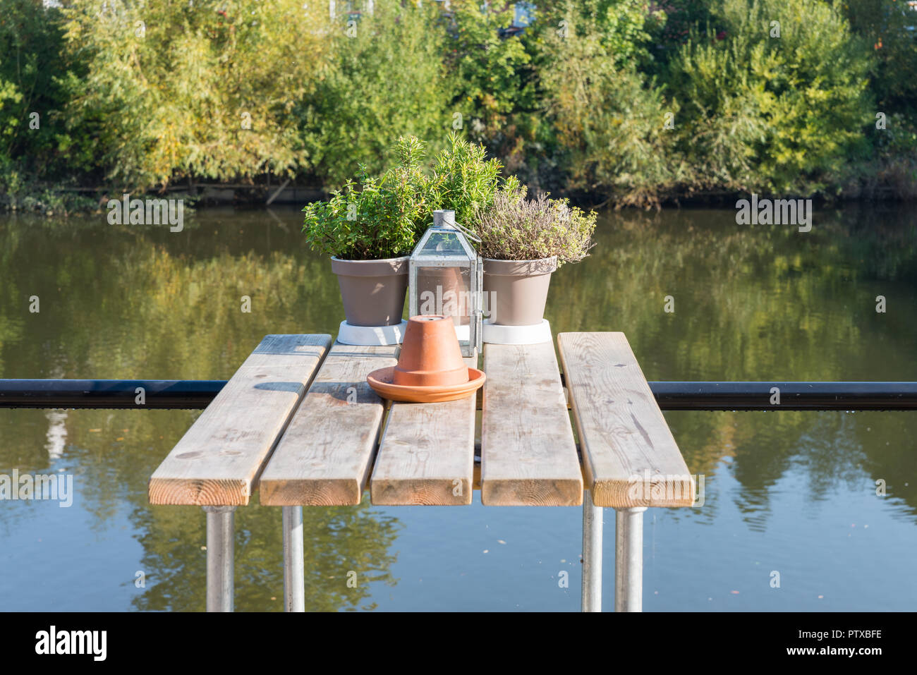 Hohen Tisch und Stühlen außerhalb eines Riverside Pub mit Blick auf den Fluss Severn in Bad Salzungen, Thüringen Stockfoto