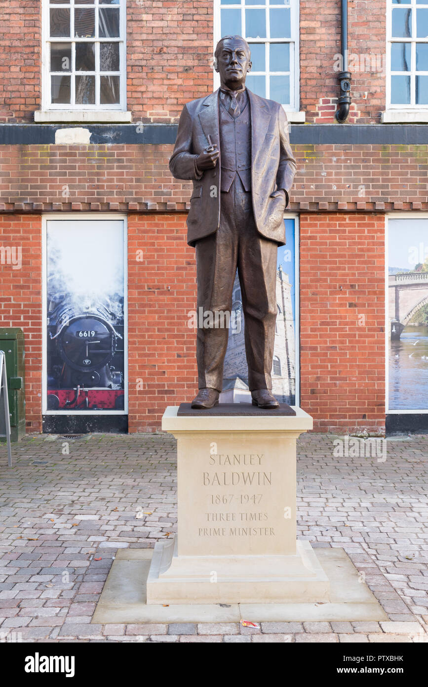 Eine Bronzestatue des ehemaligen britischen Premierminister Stanley Baldwin Skulptur von Martin Jennings war im Zentrum von Bewldey im September 2018 vorgestellt. Stockfoto