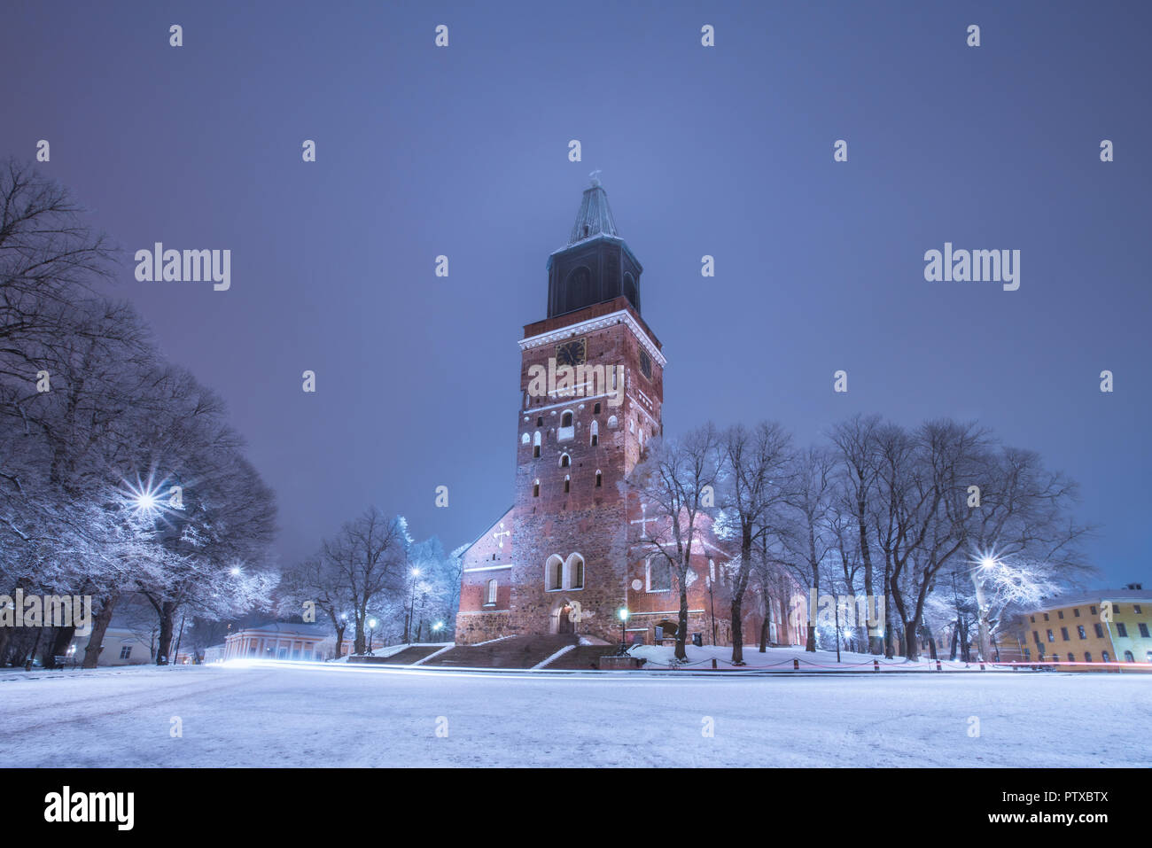 Turku Dom bei Nacht im Winter Stockfoto