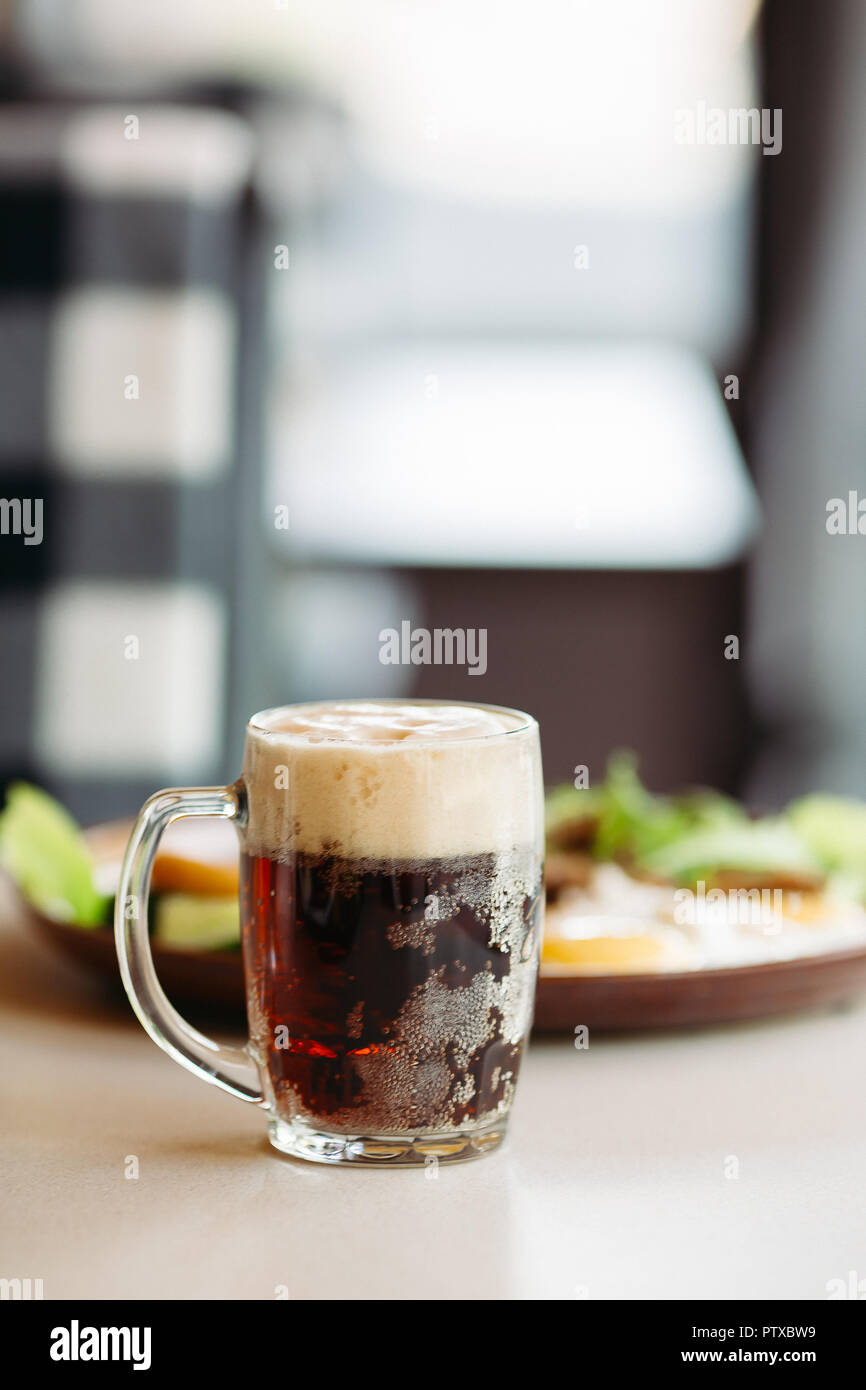 Bier Cup in der Nähe von Vorspeisen Teller. Suchen, die das Wasser im Mund zusammenlaufen. Kalt und frisch. Für Freunde. Stockfoto
