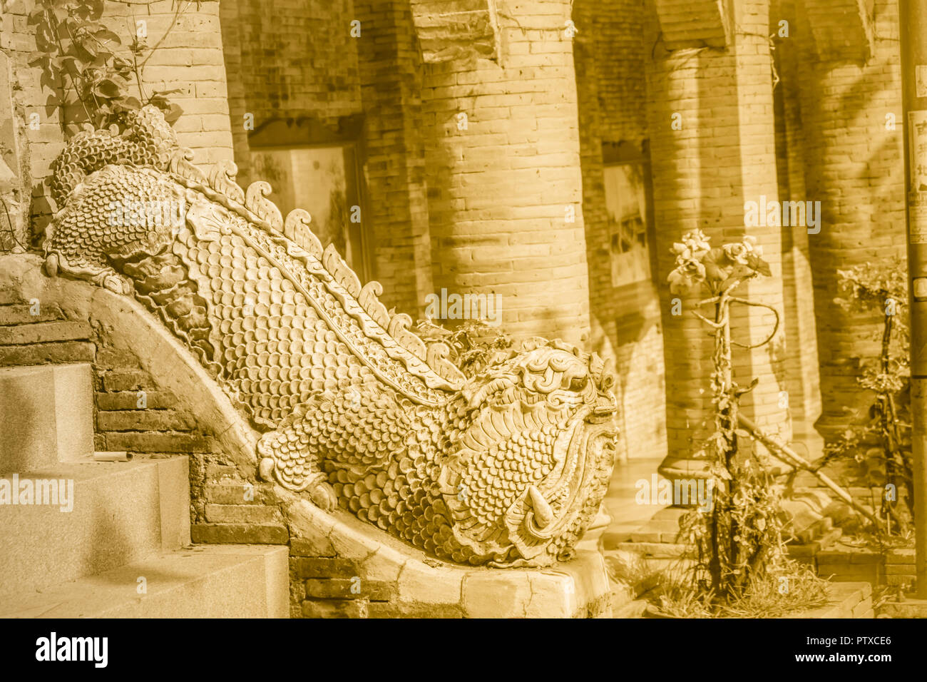 Schöne Statue von Mama, die mythische Hüterin Tier am Wat Phra That Doi Suthep, dem berühmten Tempel und wurde zum Wahrzeichen von Chiang Mai, Thailand. Stockfoto