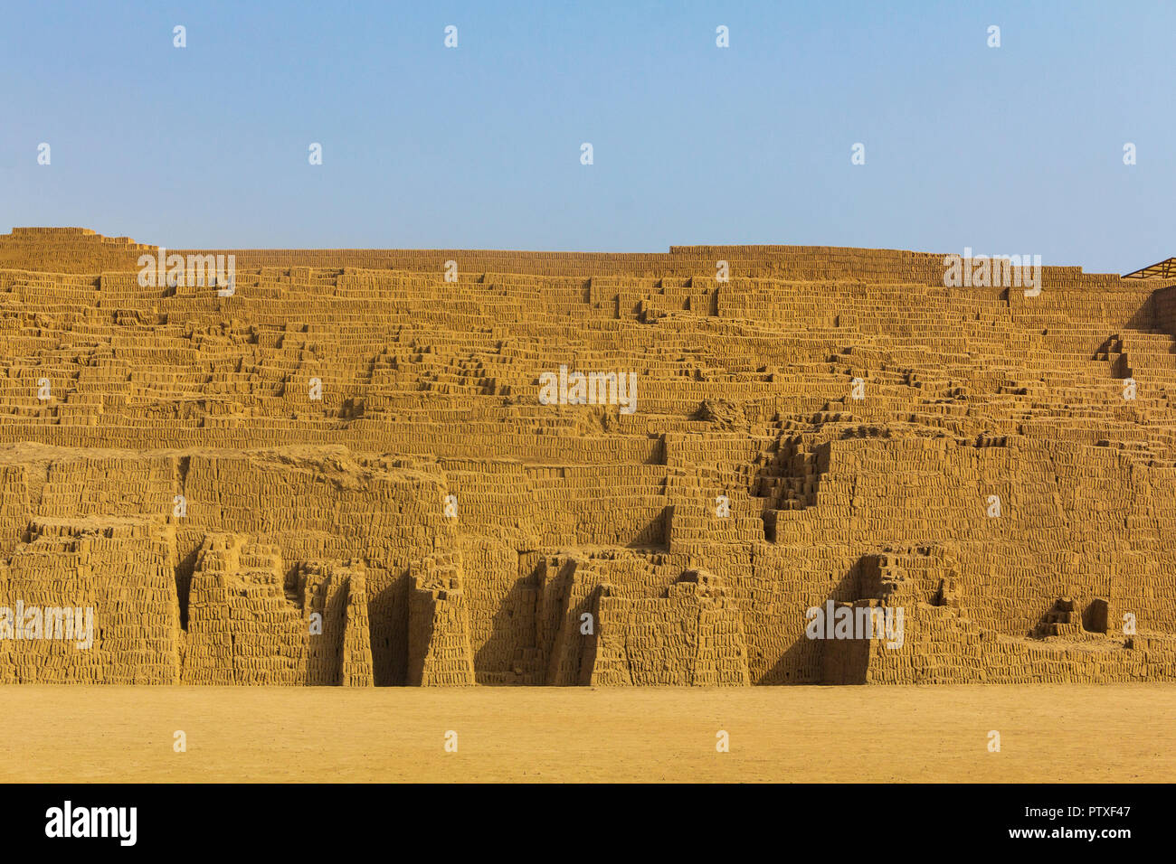 Huaca Pucllana, ist eine fast 2000-jährige Ton & Adobe trat Pyramide aus der Lima, Miraflores, Lima, Peru fotografiert im Sommer. Stockfoto