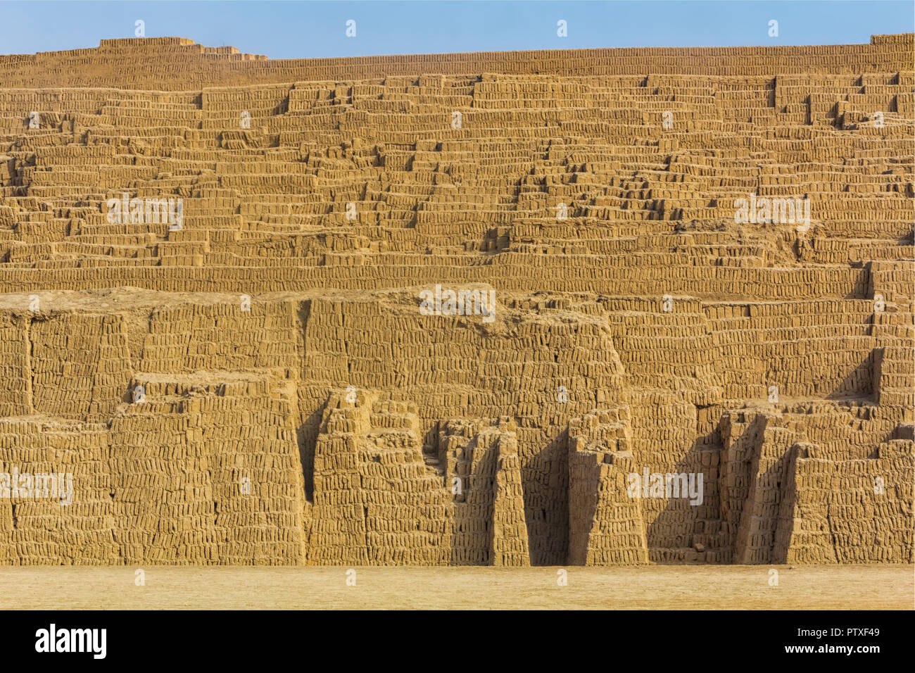 Huaca Pucllana, ist eine fast 2000-jährige Ton & Adobe trat Pyramide aus der Lima, Miraflores, Lima, Peru fotografiert im Sommer. Stockfoto
