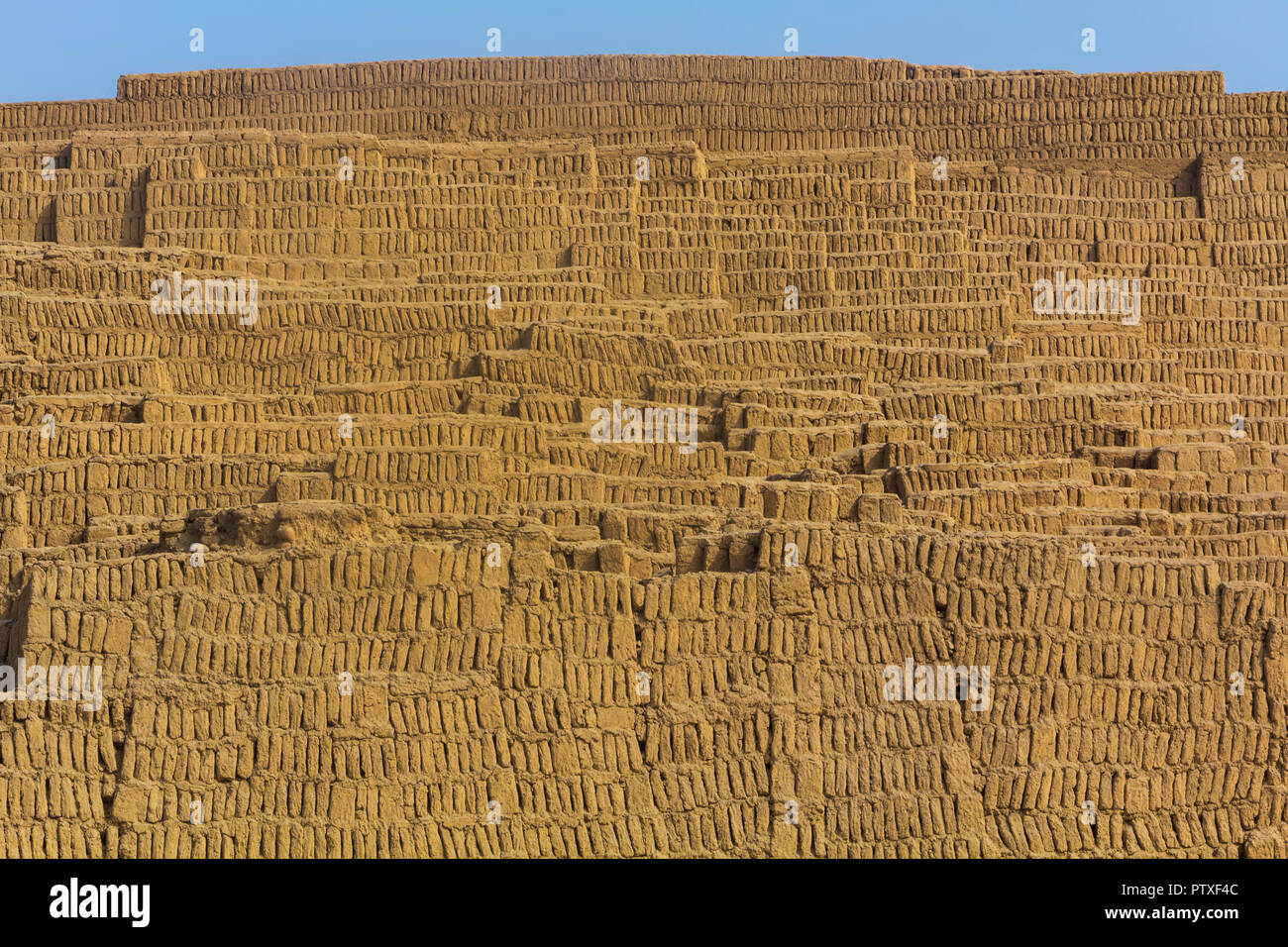 Huaca Pucllana, ist eine fast 2000-jährige Ton & Adobe trat Pyramide aus der Lima, Miraflores, Lima, Peru fotografiert im Sommer. Stockfoto