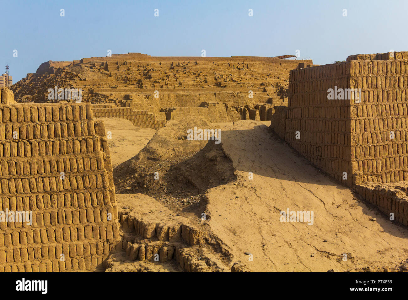 Huaca Pucllana, ist eine fast 2000-jährige Ton & Adobe trat Pyramide aus der Lima, Miraflores, Lima, Peru fotografiert im Sommer. Stockfoto