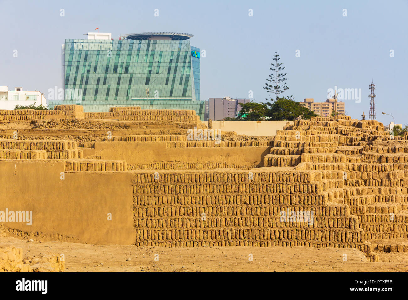 Huaca Pucllana, ist eine fast 2000-jährige Ton & Adobe trat Pyramide aus der Lima, Miraflores, Lima, Peru fotografiert im Sommer. Stockfoto