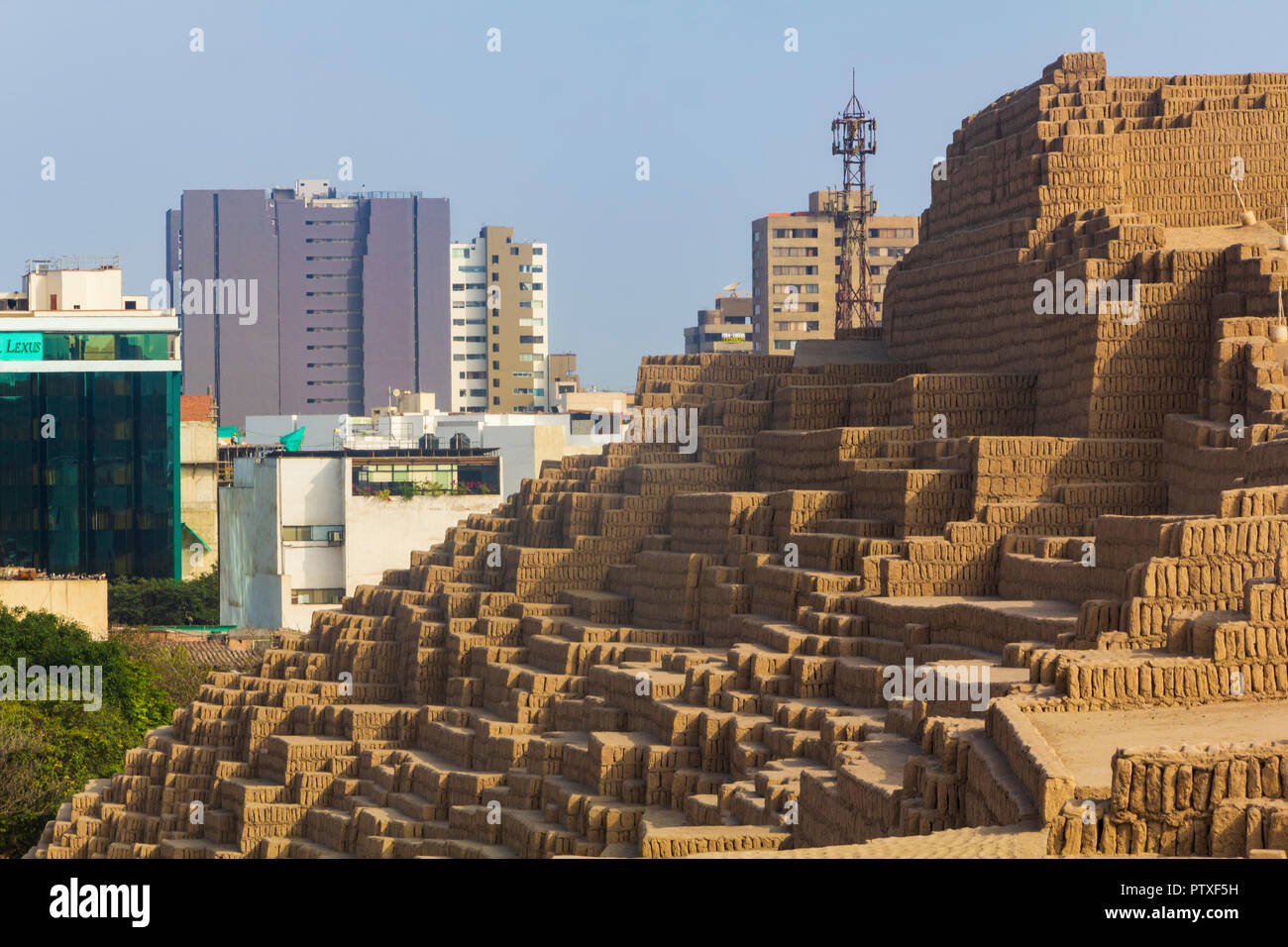 Huaca Pucllana, ist eine fast 2000-jährige Ton & Adobe trat Pyramide aus der Lima, Miraflores, Lima, Peru fotografiert im Sommer. Stockfoto