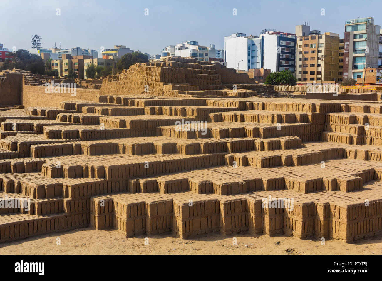 Huaca Pucllana, ist eine fast 2000-jährige Ton & Adobe trat Pyramide aus der Lima, Miraflores, Lima, Peru fotografiert im Sommer. Stockfoto