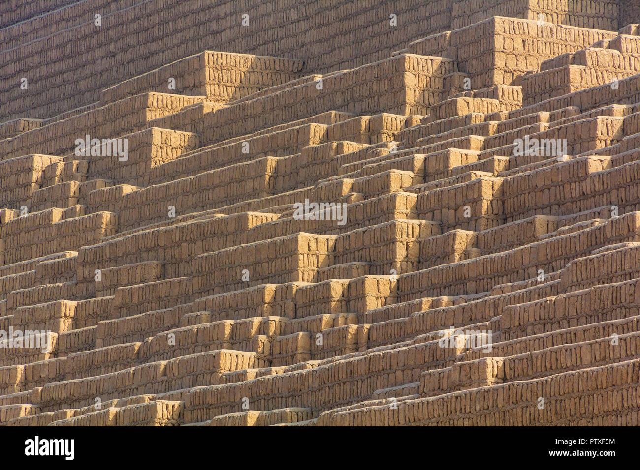 Huaca Pucllana, ist eine fast 2000-jährige Ton & Adobe trat Pyramide aus der Lima, Miraflores, Lima, Peru fotografiert im Sommer. Stockfoto