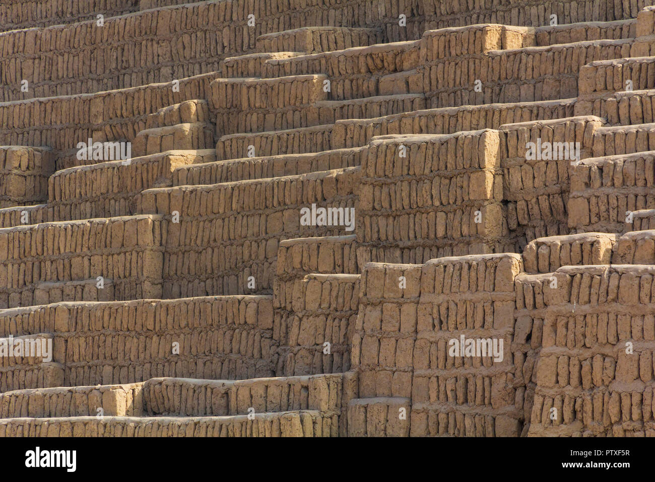 Huaca Pucllana, ist eine fast 2000-jährige Ton & Adobe trat Pyramide aus der Lima, Miraflores, Lima, Peru fotografiert im Sommer. Stockfoto