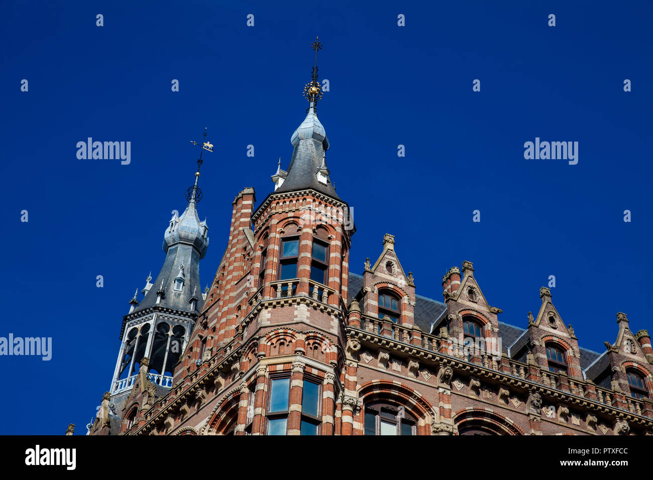 Das wunderschöne Einkaufszentrum Magna Plaza Gebäude am Alten Central District in Amsterdam Stockfoto