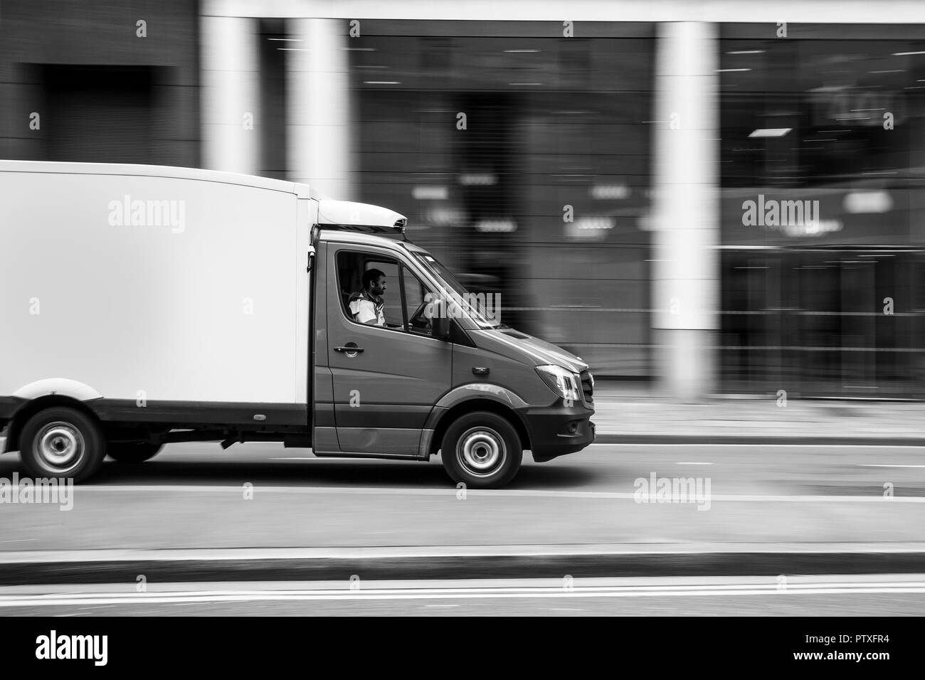 Van Schnellfahren in Central London in verschwommene Bewegung. Gezielt verwischt Geschwindigkeit zu vermitteln. Stockfoto