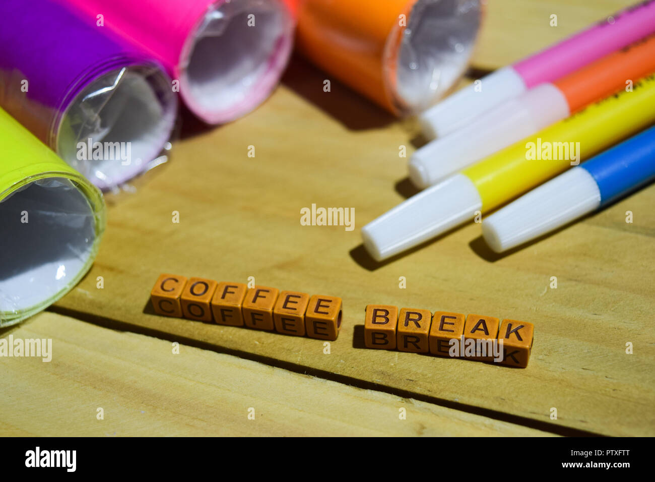 Kaffeepause auf Holzwürfel mit bunten Papier und Stift, Konzept Inspiration auf Holz- Hintergrund Stockfoto