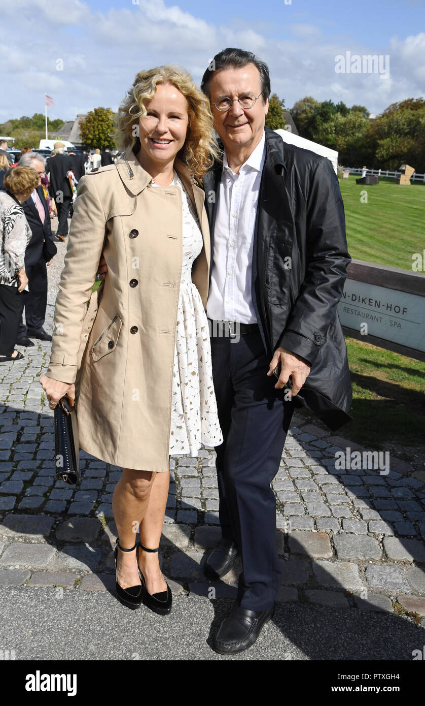 Guido Maria Kretschmer und Frank Mutters feiern ihre Hochzeit auf Sylt in der St. Severin Kirche in Keitum Guido Maria Kretschmer und Frank Mutters feiern Hochzeit auf Sylt in der St. Severin Kirche in Keitum Mit: Hans MAHR, Katja Burkhard Wo: Sylt, Deutschland Wann: 06 Apr 2016 Credit: Starpress/WENN.com Stockfoto