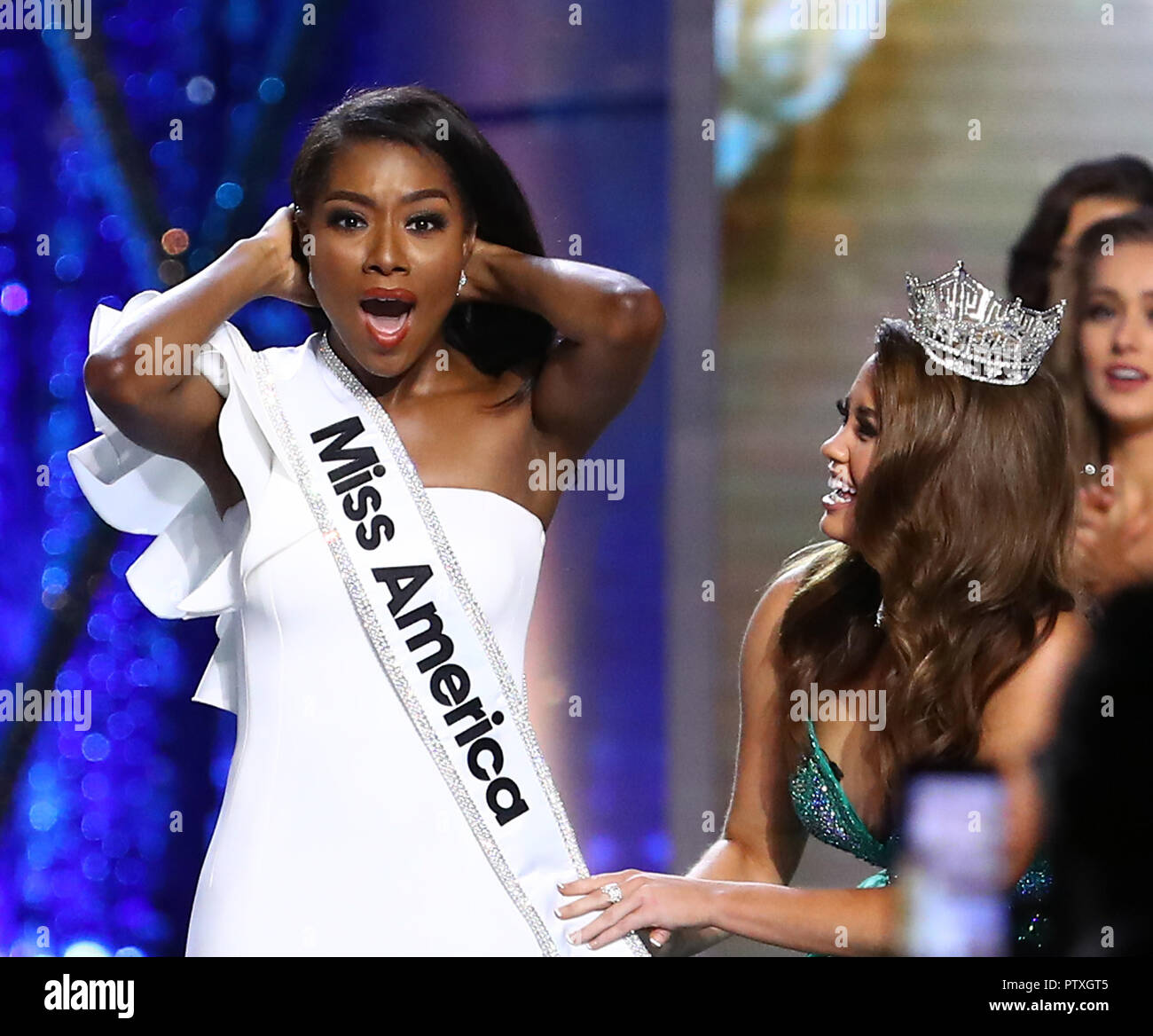 Miss New York Nia Imani Franklin gekrönt Der neue 2019 Miss America bei Jim Whelan Boardwalk Hall in Atlantic City mit: 2019 Miss America Nia Imani Franklin, Miss New York, 2018 Miss America Cara Mund Wo: Atlantic City, New Jersey, United States Wenn: 10 Sep 2018 Credit: Judy Eddy/WENN.com Stockfoto