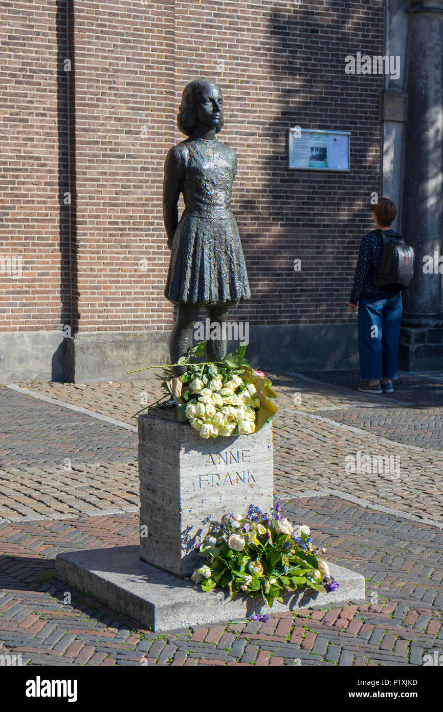 Utrecht, Niederlande - 27 September 2018: Statue zur Erinnerung an Anne Frank am Janskerkhof mit Blumen Stockfoto