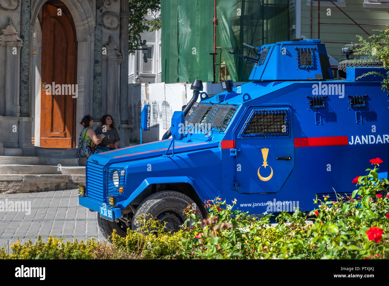 Istanbul, Türkei, September 2018: Hell blau Panzerwagen der türkischen Polizei vor dem Eingang der Firma Museum im alten Tow lackiert Stockfoto