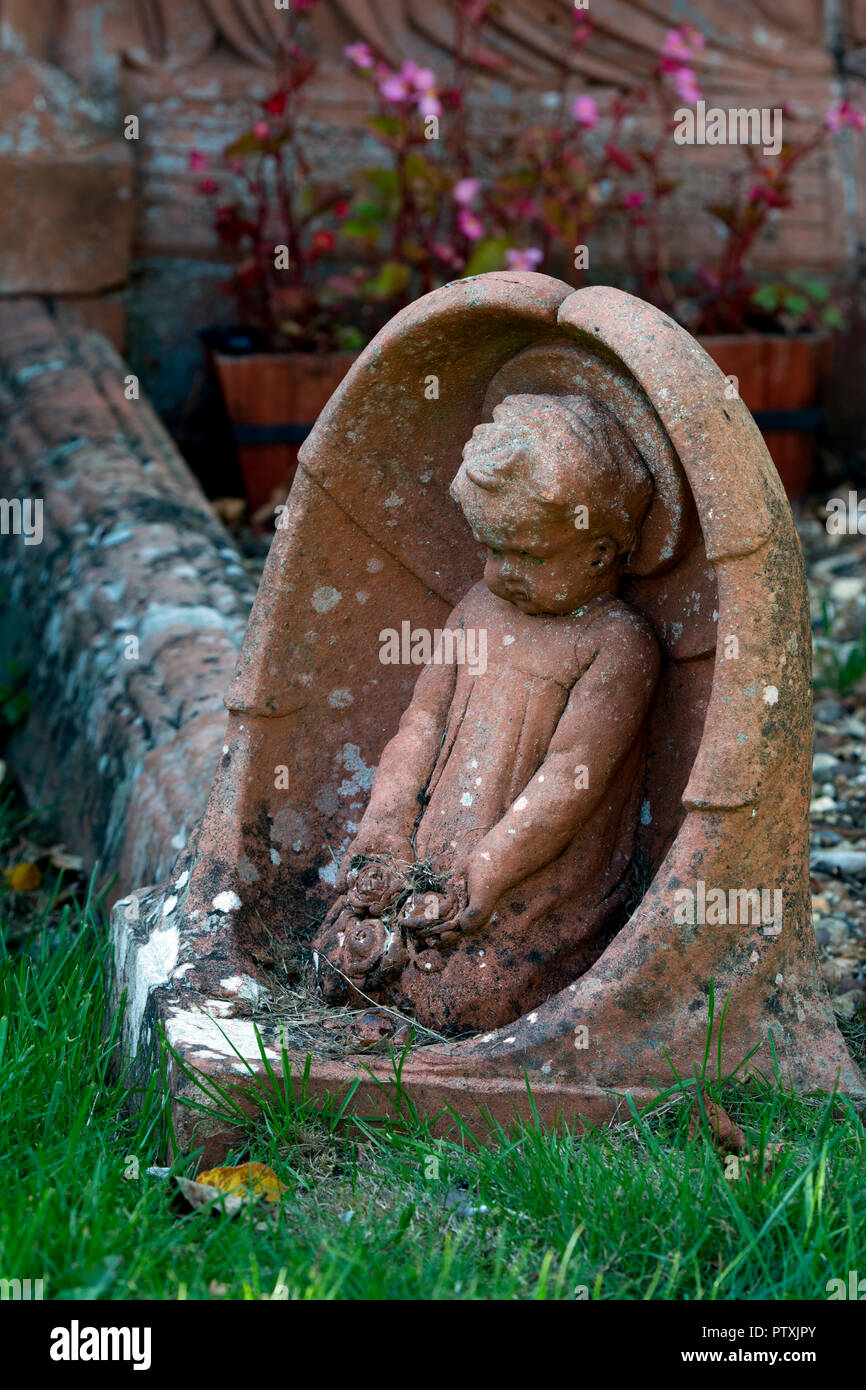 Terrakotta Grabstein Detail in St. Johannes der Täufer Kirchhof (datiert 1909), Quinton, Northamptonshire, England, Großbritannien Stockfoto