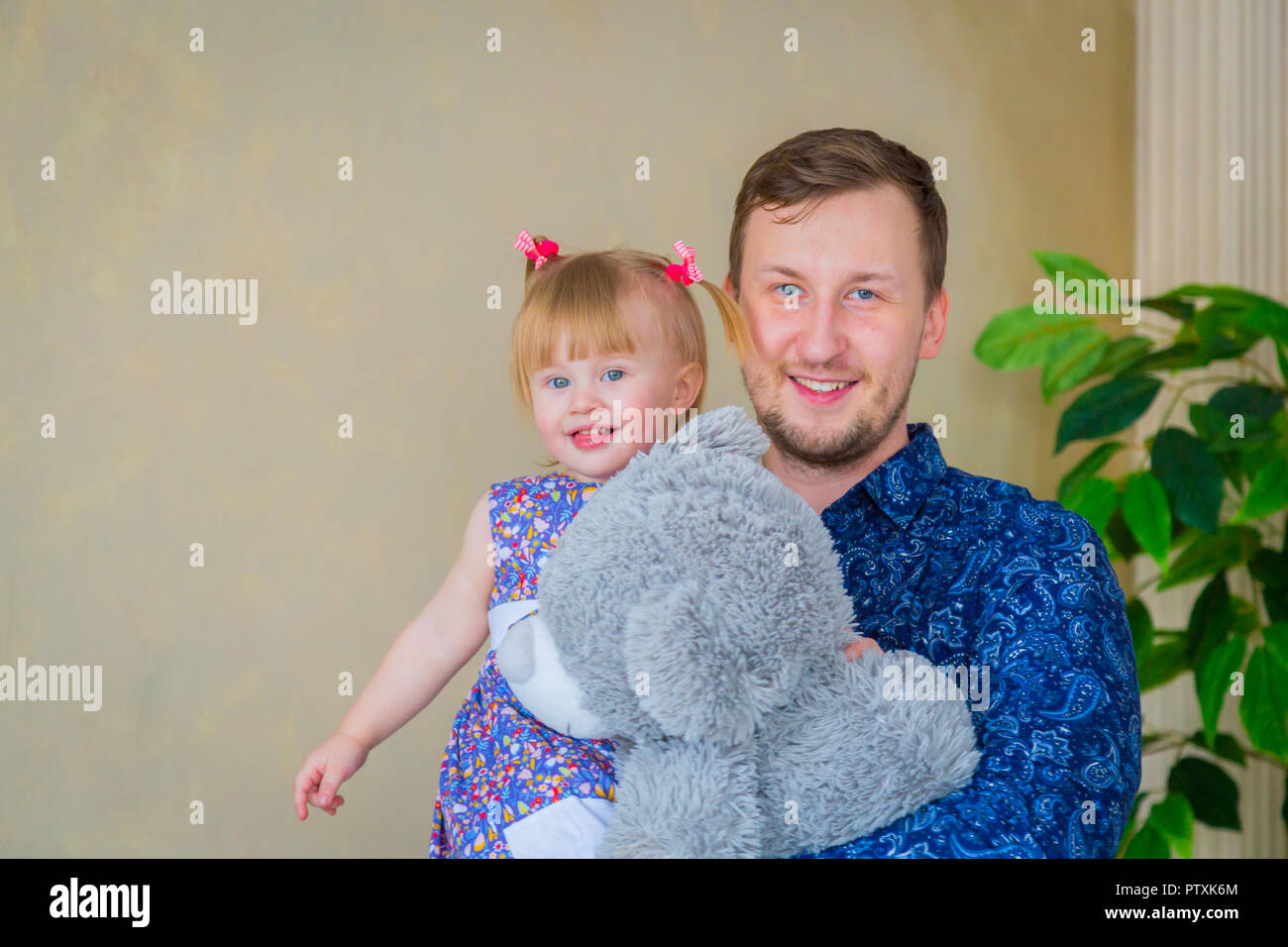 Portrait von lustigen, kleinen Mädchen und ihrem Vater zu Hause. Familie, Kindheit und Freizeit Konzept Stockfoto