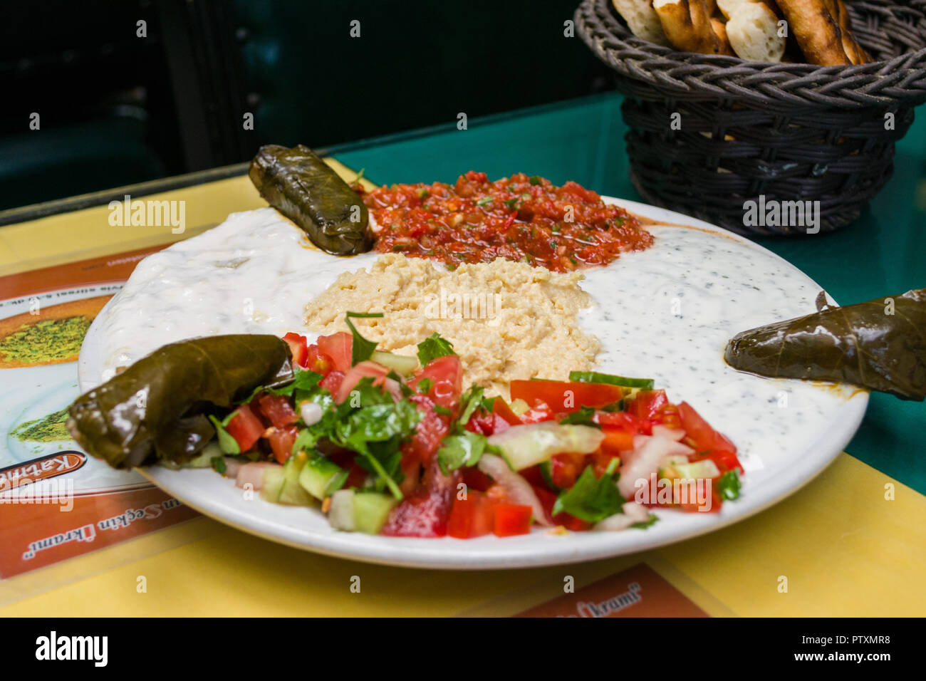 Gefüllte Weinblätter oder sarma serviert auf einem Teller mit Joghurt und Salat, Istanbul, Türkei Stockfoto
