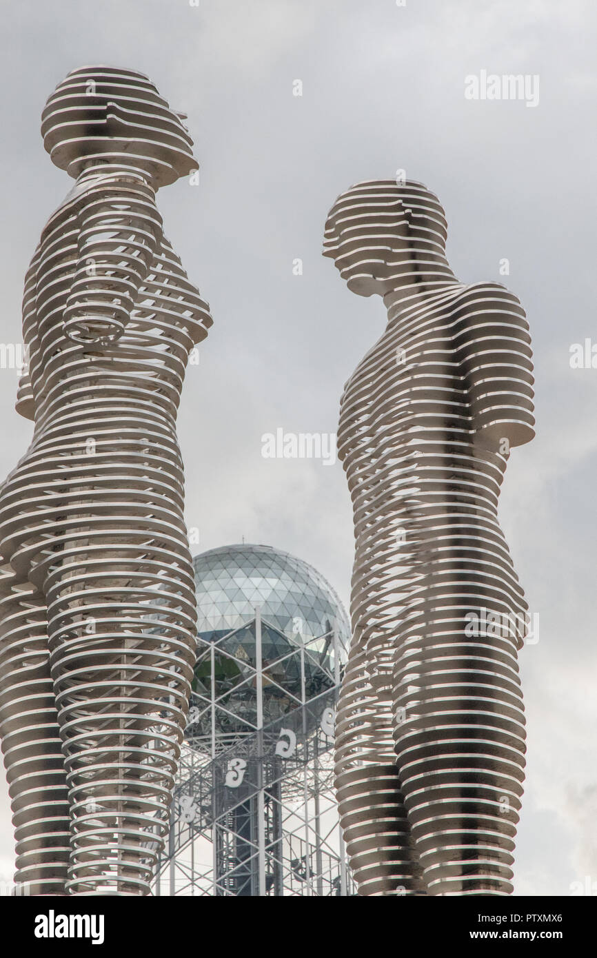 Sich bewegende Skulptur "Ali und Nino" von Tamar in Kvesitadze Batumi‎, Georgien Stockfoto