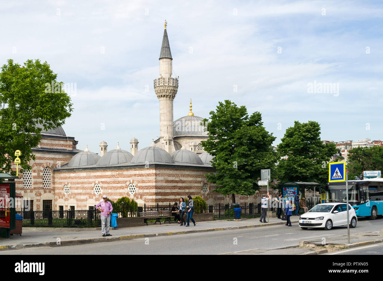 Şemsi Pasa Camii Moschee oder äußere viewd von der Straße wie die Menschen und Verkehr vorbei, Istanbul, Türkei Stockfoto
