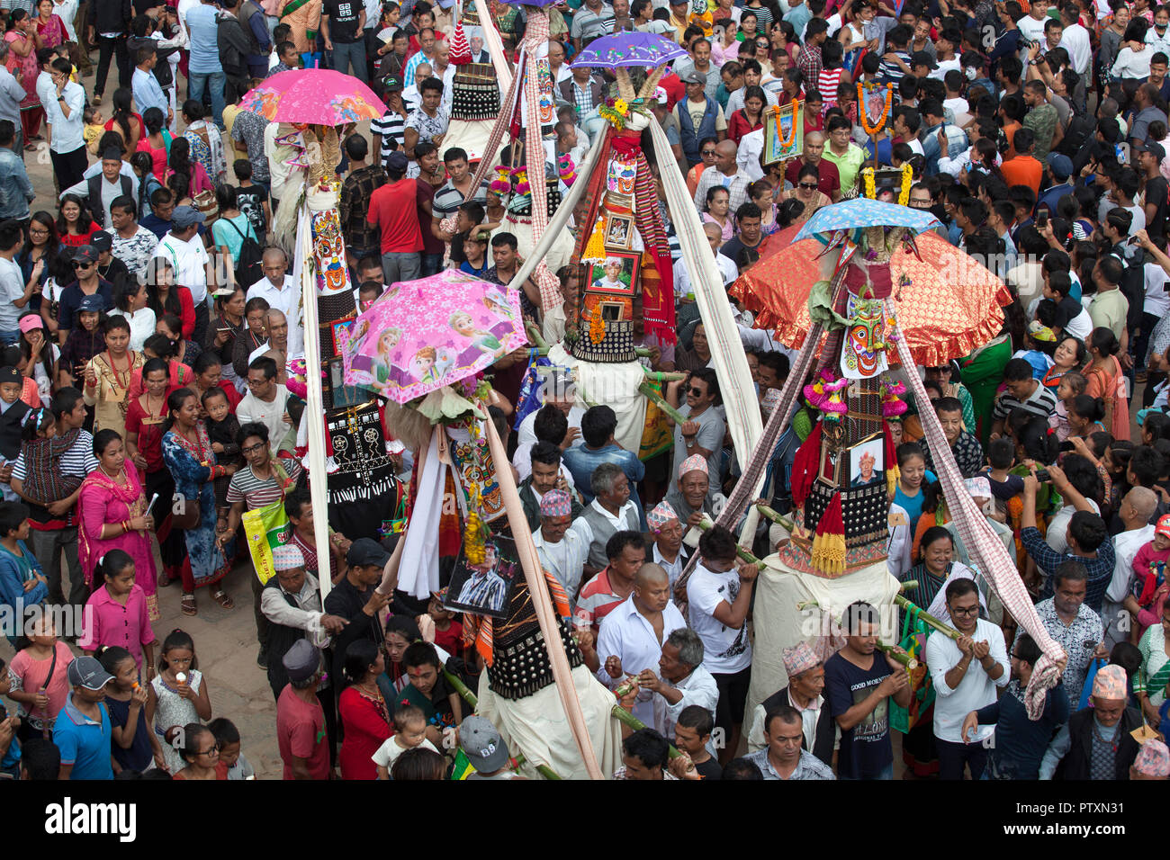 Gai Jatra (Kuh Festival) Feier in Bhaktapur, Nepal. Das Festival wird jedes Jahr gefeiert im Gedächtnis der verstorbenen Familienmitglieder. Stockfoto