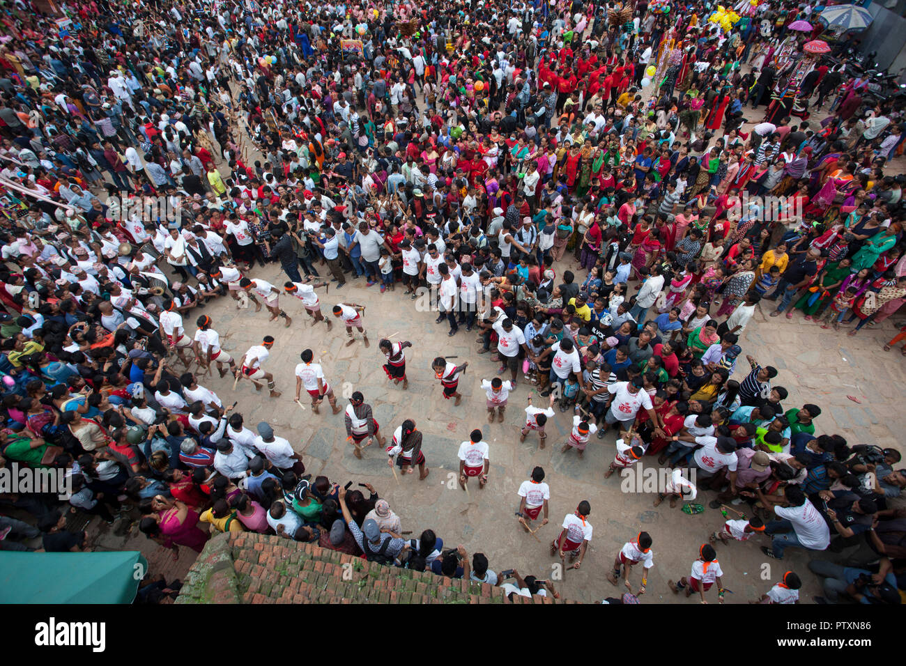 Gai Jatra (Kuh Festival) Feier in Bhaktapur, Nepal. Das Festival wird jedes Jahr gefeiert im Gedächtnis der verstorbenen Familienmitglieder. Stockfoto