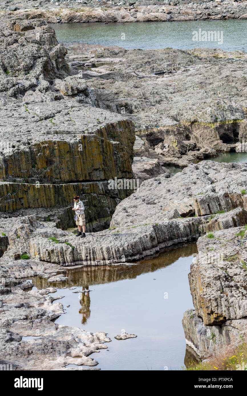 STUDEN KLADENETZ, Bulgarien - Mai 2, 2015: erwachsene Frau in touristische Kleidung sieht auf Fotos mit Handy bei Devil Canyon natürliches Phänomen, eine Stockfoto