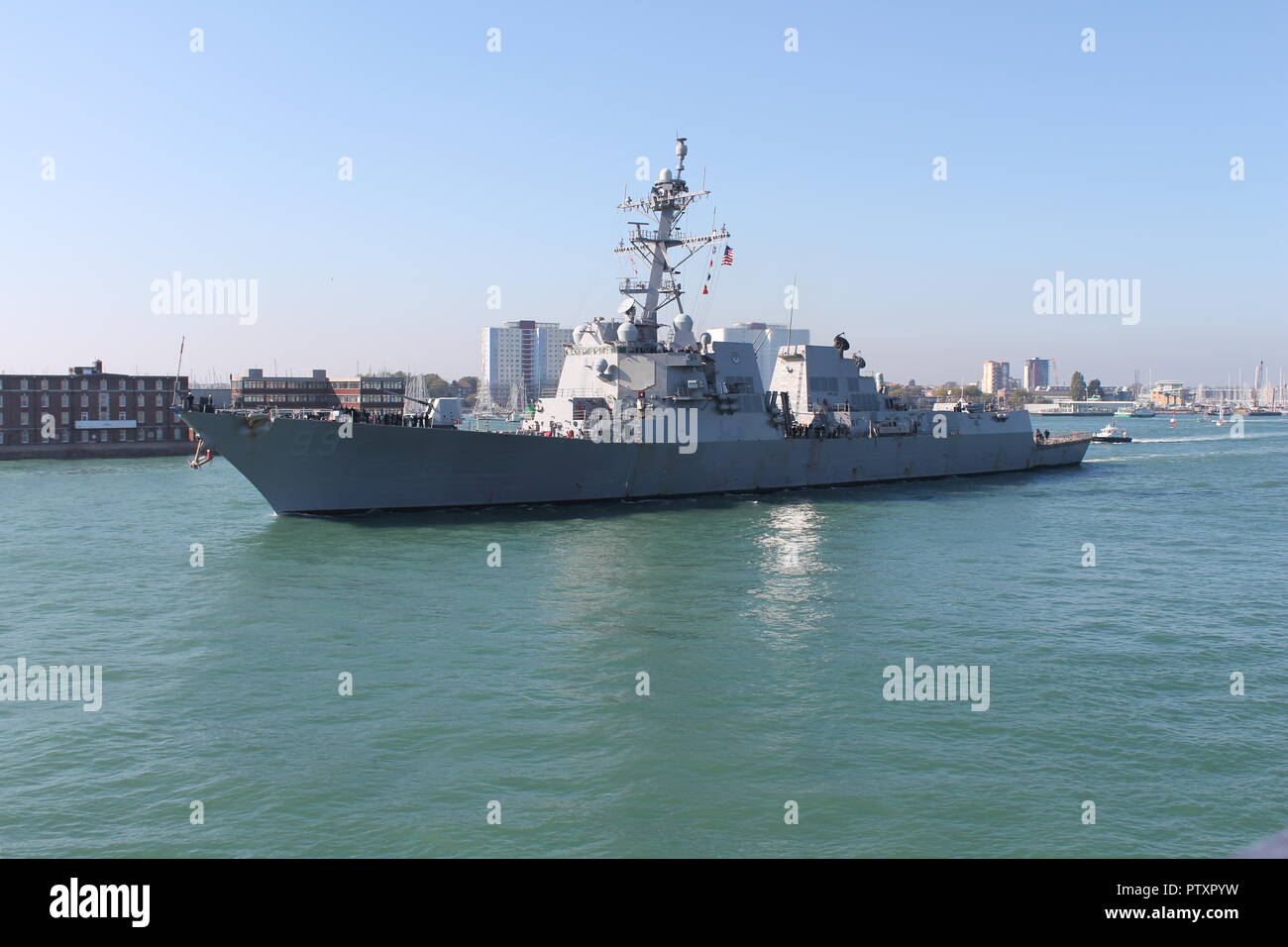 USS Farragut, ein Lenkwaffen-zerstörer, Abfahrt Portsmouth, UK, 10. Oktober 2018 den Flugzeugträger USS Harry S Truman auf NATO-Übungen zu verbinden Stockfoto