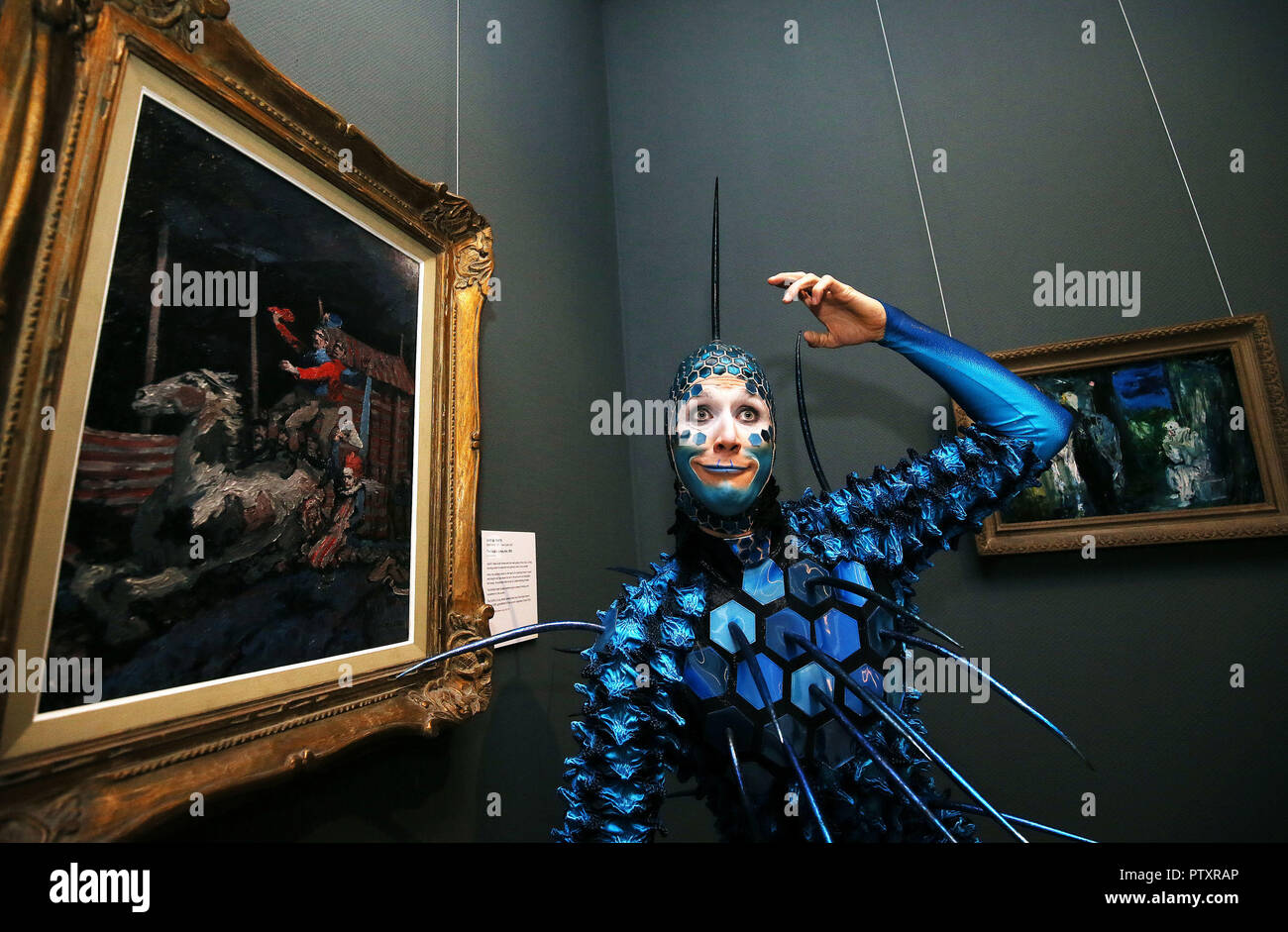 Jan Dutler 'The Foreigner' von der aktuellen Cirque du Soleil Show OVO bei einem Besuch in der National Gallery of Ireland, um die Ausstellung Circus250: Art of the Show der Galerie zu sehen. Stockfoto