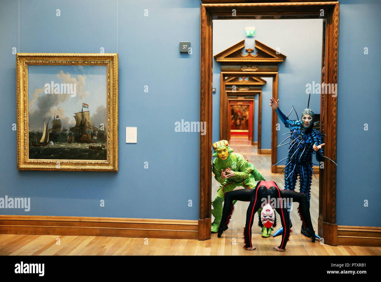 Perfromers von der aktuellen Cirque du Soleil Show OVO (von links) Weiliang Wu 'The Cricket', Alanna Baker 'Black Spider' und Jan Dutler 'The Foreigner', während eines Besuchs in der National Gallery of Ireland, um die Ausstellung Circus250: Art of the Show der Galerie zu sehen. Stockfoto