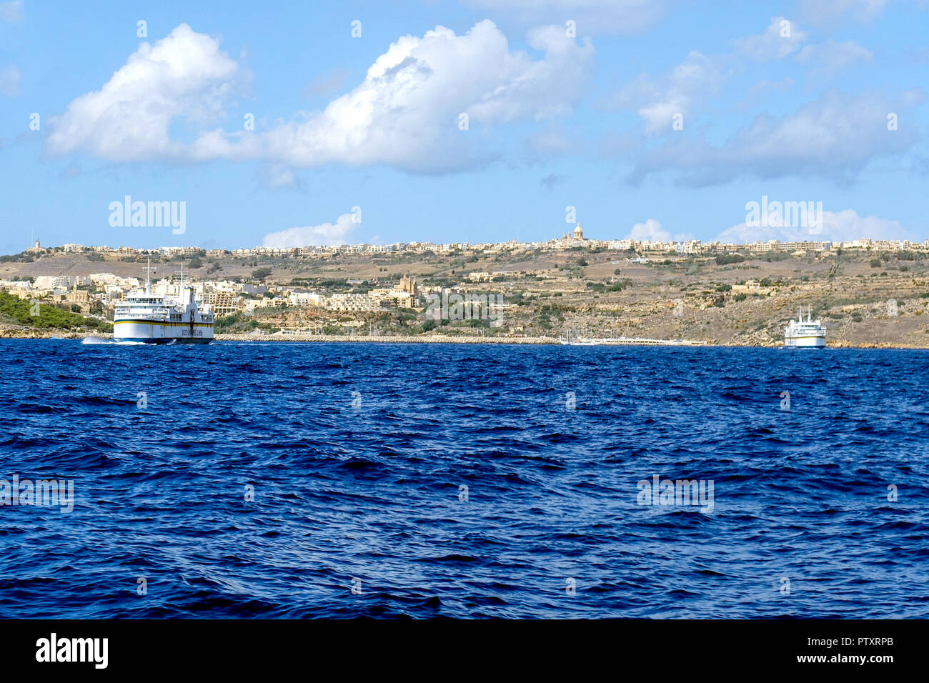 Zwei Gozo inter-island Fähren auf Durchgang zwischen Malta und Gozo. Gozo und MGarr Fährhafen auf Horizont Stockfoto