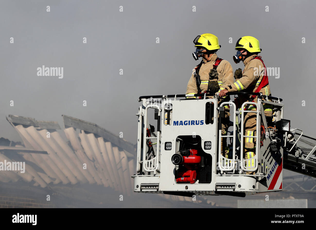 Feuerwehrmänner, die bleiben in der Szene in Dartford, Kent, nach einem Brand an der UCC-Kaffee, die gegen 17.30 Uhr brach am Donnerstag. Stockfoto