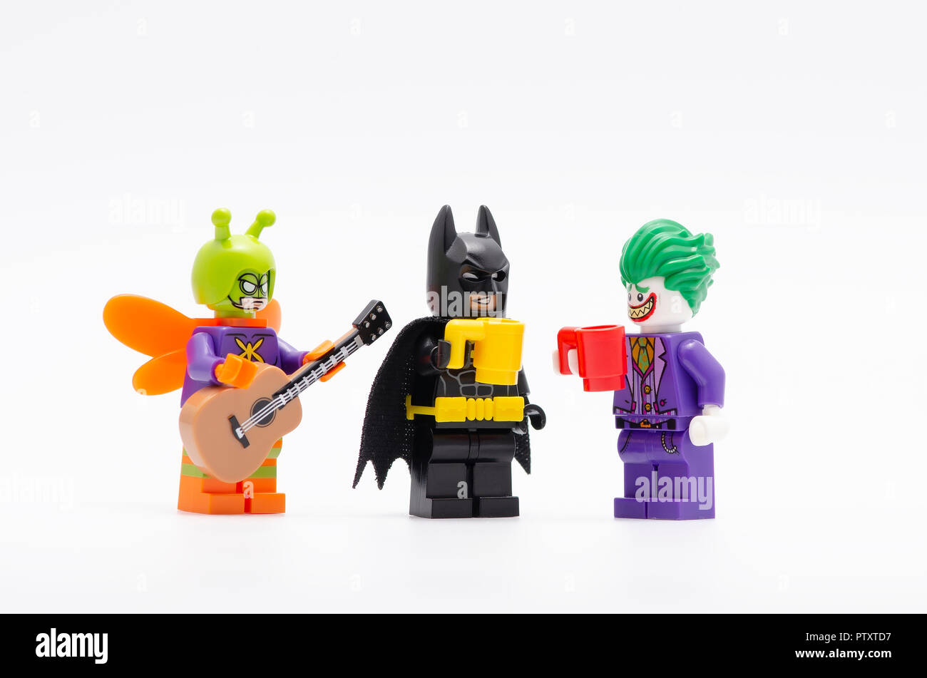 Lego Batman und Joker trinken mit Killer moth Gitarre zu spielen  Stockfotografie - Alamy