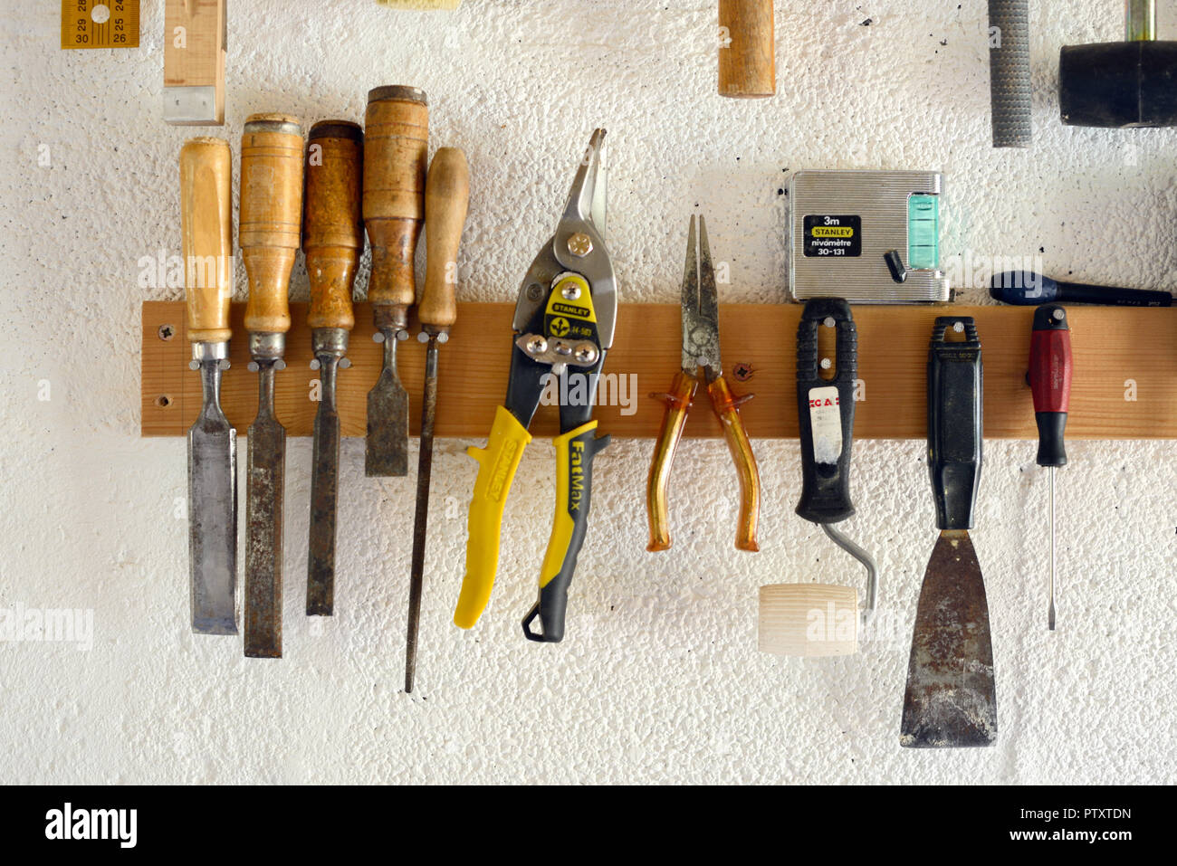 Woodworking Tools & Hand Tools, inklusive Meißel und Zange hängen in der Werkstatt oder Garage Wandmontage Tool Rack Stockfoto