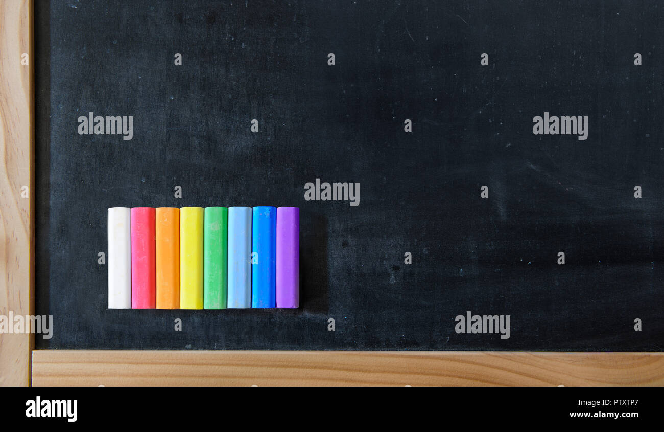 Schule-Brett mit einer Reihe von farbigen Buntstiften. Alle Farben des Regenbogens Stockfoto
