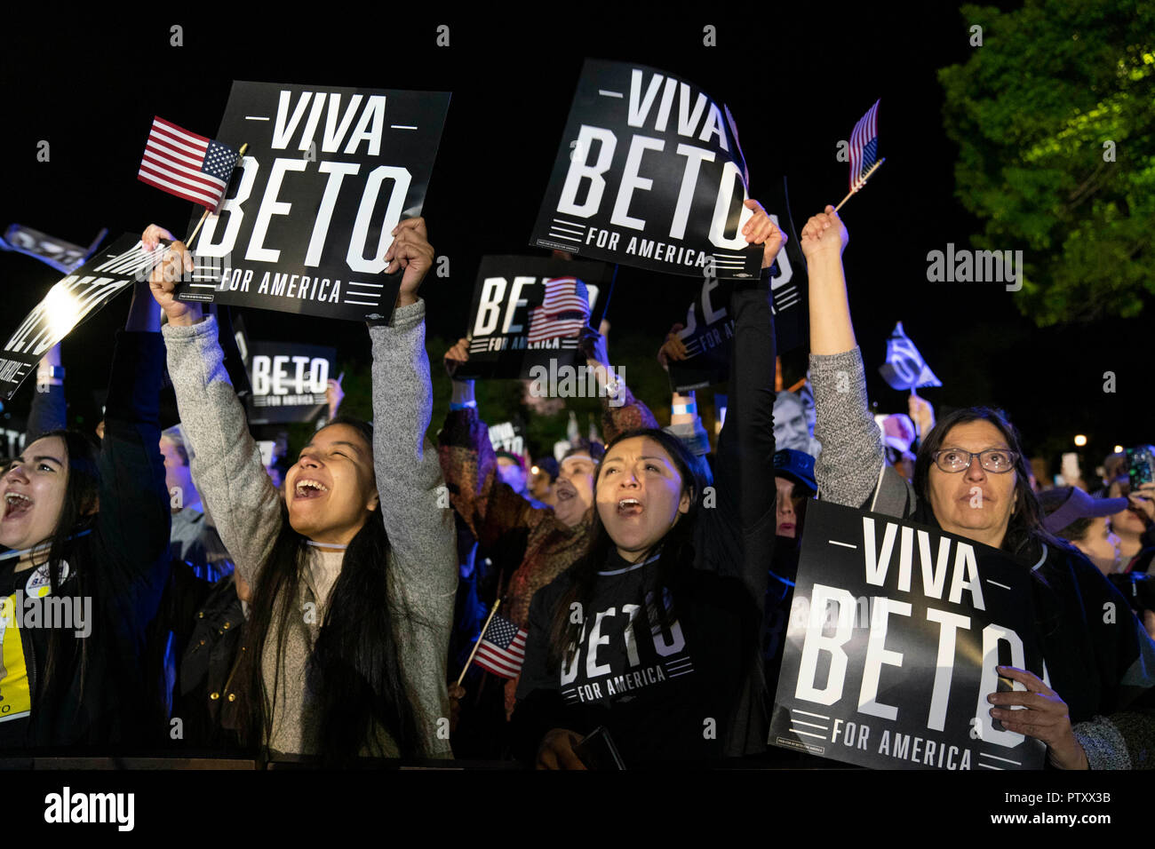 Aufgeregt Unterstützer halten bis 'Viva Beto' Zeichen als ehemalige Kongressabgeordnete Beto O'Rourke von El Paso, TX aus seinem Präsidentschaftswahlkampf Kicks in einer späten Nacht Kundgebung vor dem Kapitol. Stockfoto