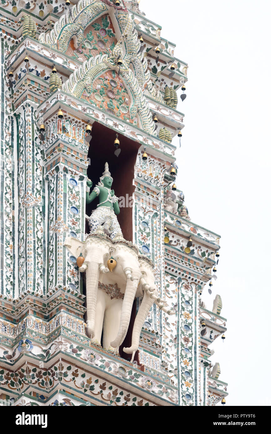 Von unten Blick auf den wunderschönen Wat Arun Tempel mit Statue von Buddha und Elefanten Stockfoto