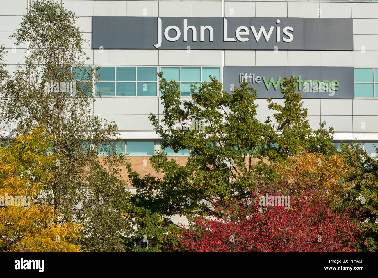 John Lewis wund und Logo mit wenig waitrose Logo unten und Blätter im Herbst Farben der Saison. Stockfoto