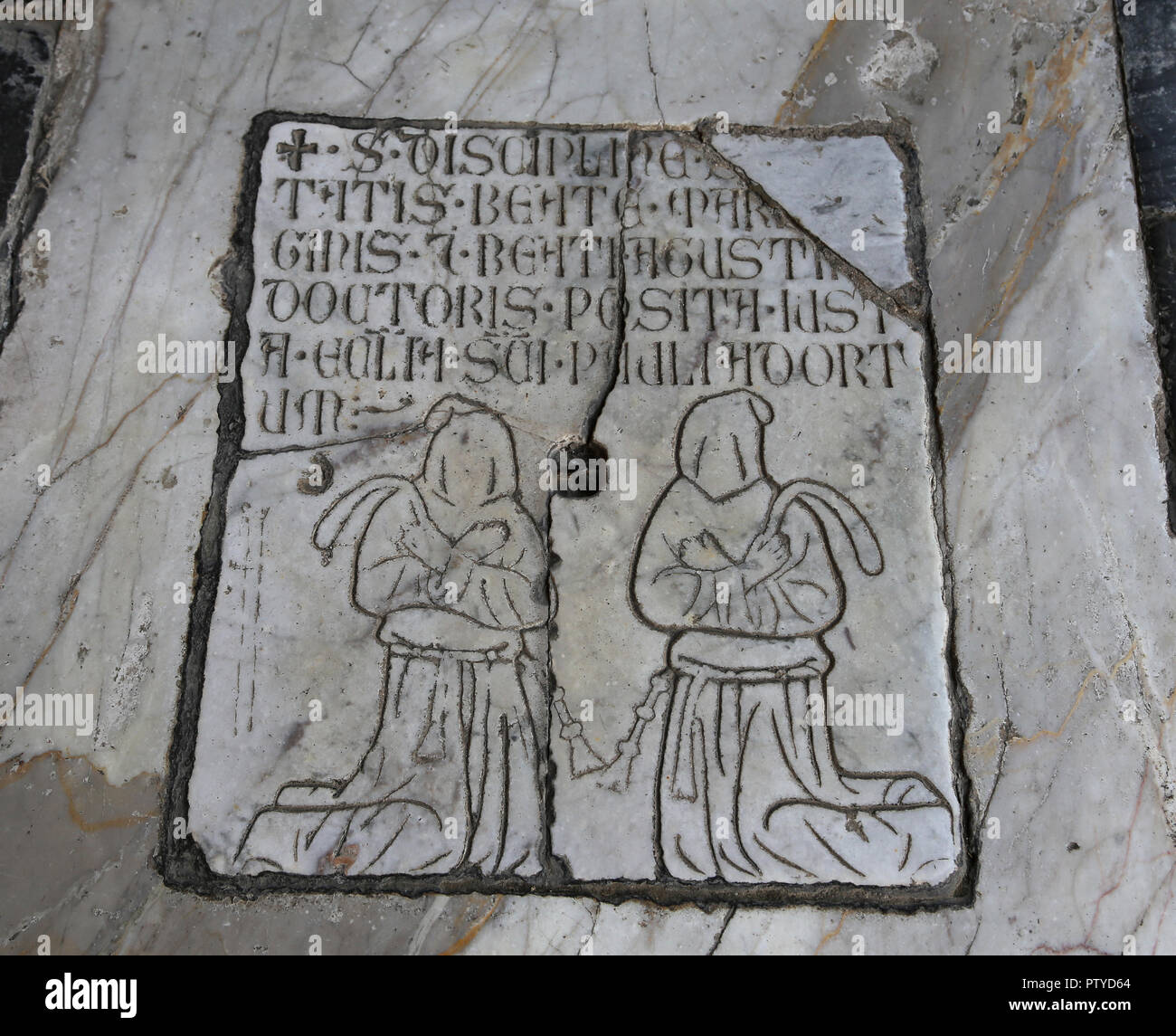 Italien. Pisa. Camposanto. Grabstein. Relief mit gotischen Skript und flagellanten. Stockfoto